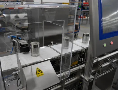 High-performance checkweigher from Mettler Toledo Garvens checks canned products for weight in real time, helping to reduce food waste in automated production lines, Photo: Mettler Toledo High-performance checkweigher from Mettler Toledo Garvens for canned goods checks weight in real time, helping to reduce food waste in automated production lines.