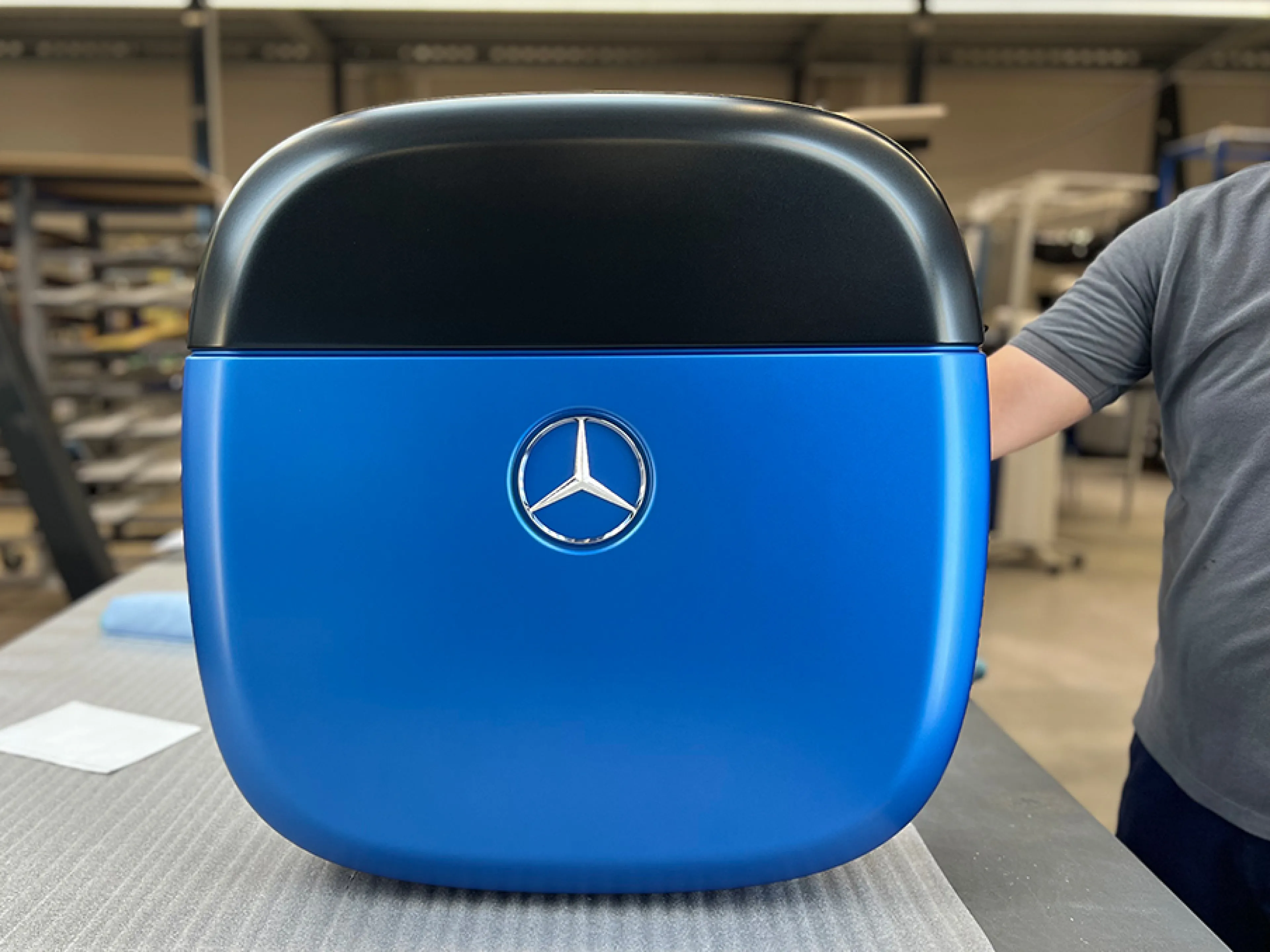 Two-tone look: The smart storage box in the fully electric Mercedes "G-Class" safely stores the charging cable and is rainproof and climate-resistant thanks to integrated electronics. Photo: Osbra Osbra produces the smart storage box for the fully electric Mercedes G-Class in a two-tone design.