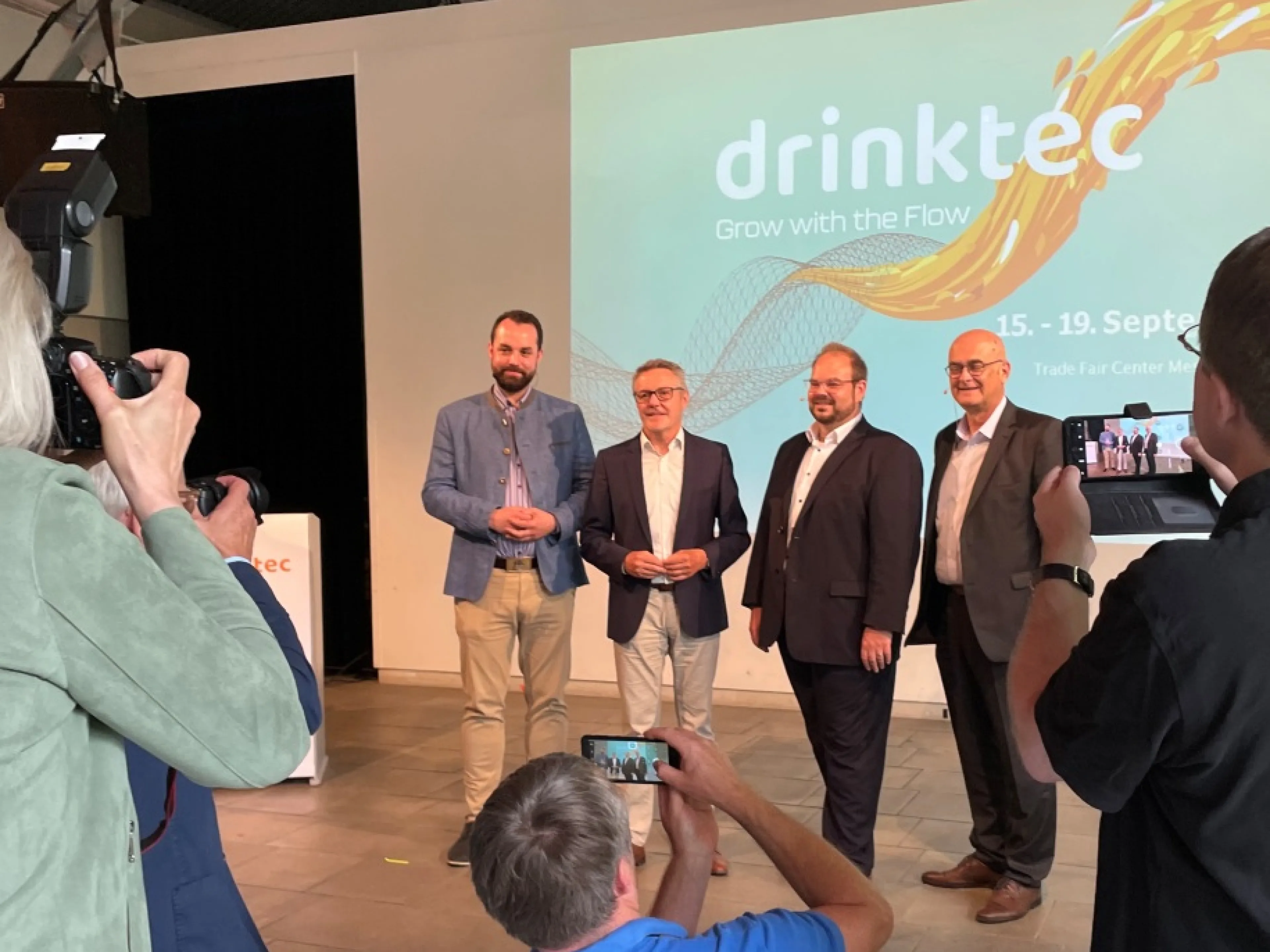 At the center of the reporting (from left to right): Dr. Roman Werner, Managing Director of TUM Venture Lab (FAB); Rolf Keller, Managing Director at Yontex; Markus Kosak, Executive Director of Drinktec Cluster; and Richard Clemens, Managing Director of the VDMA Food Processing and Packaging Machinery Association, at the Drinktec press conference on June 3, 2025, in Freising, Photo: Tropal Media / Ronny Schumann Drinktec press conference on June 3, 2025, in Freising