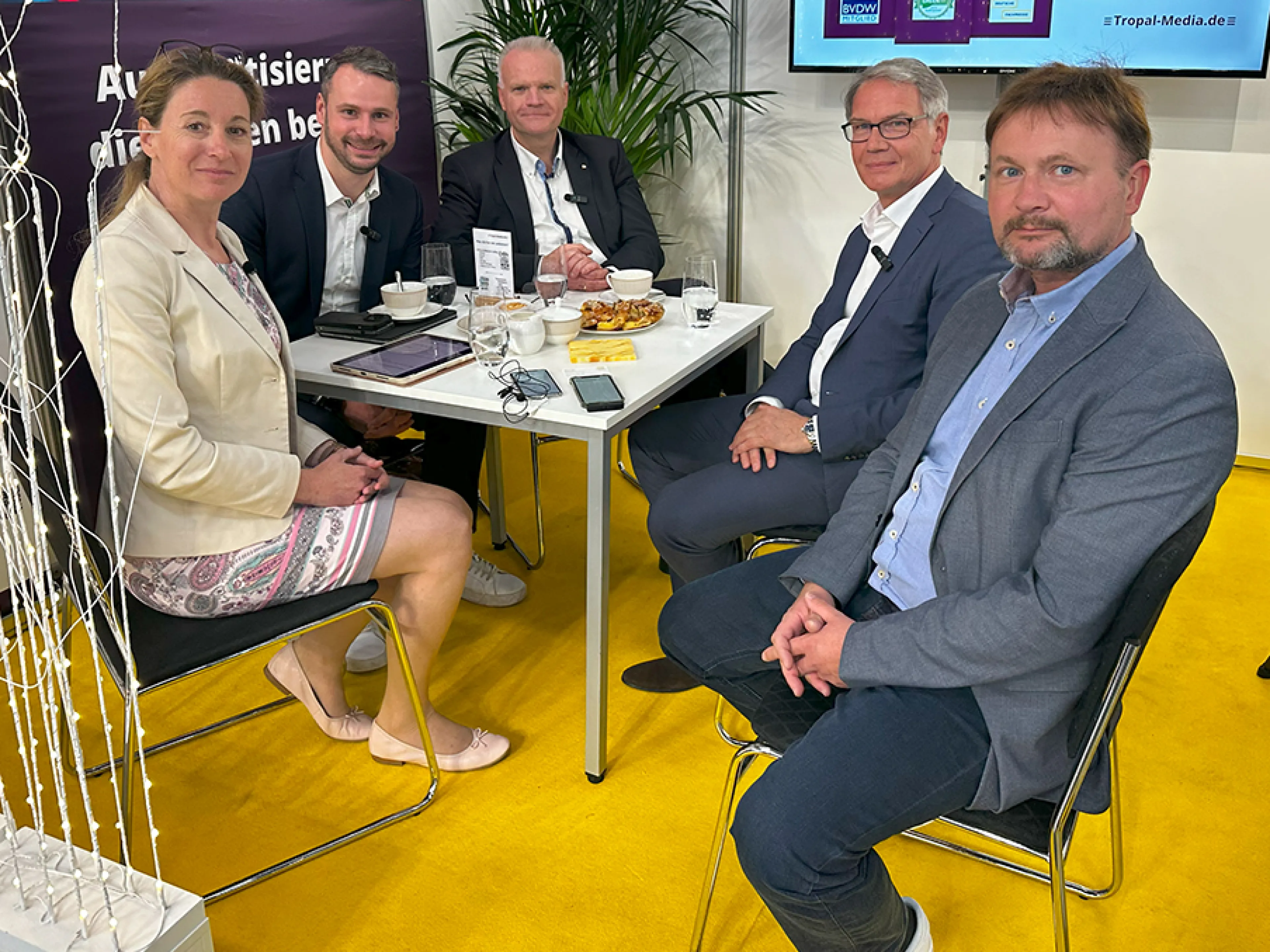 Exclusive highlight talk with Joel Stratemann (2nd from left) from Phoenix Contact, Jörg Scheer (center) from Harting, and Klaus Pflüger (2nd from right) from Wöhner about the All Electric Society with editor-in-chief Susanne Woggon and Ronny Schumann from Tropal Media, Photo: EAD-portal.de / Anja Huber All Electric Society in focus with Susanne Woggon, Joel Stratemann, Jörg Scheer, Klaus Pflüger, and Ronny Schumann
