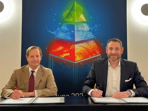 John Royall (l.), President and CEO of Gulf Energy Information and Dr Björn Mathes (r.), Managing Director of Dechema Ausstellungs-GmbH at the signing of the contract for the ‘ChemE Show’