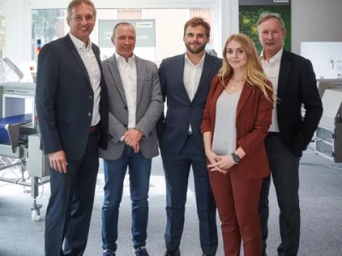 The Sesotec team (from left to right): Paolo Mauri, Ulf Stöckelmann and Paolo Regazzoni as well as Franziska Lechner and Joachim Schulz - are pleased with the successful showroom near Milan in Varedo