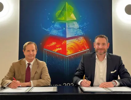 John Royall (l.), President and CEO of Gulf Energy Information and Dr Björn Mathes (r.), Managing Director of Dechema Ausstellungs-GmbH at the signing of the contract for the ‘ChemE Show’