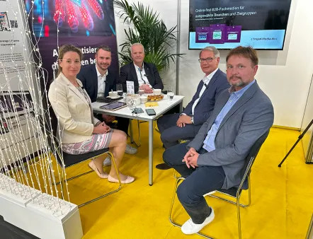 Exclusive highlight talk with Joel Stratemann (2nd from left) from Phoenix Contact, Jörg Scheer (center) from Harting, and Klaus Pflüger (2nd from right) from Wöhner about the All Electric Society with editor-in-chief Susanne Woggon and Ronny Schumann from Tropal Media, Photos: EAD-portal.de / Anja Huber Panel discussion on the All Electric Society at “The smarter E Europe 2025”